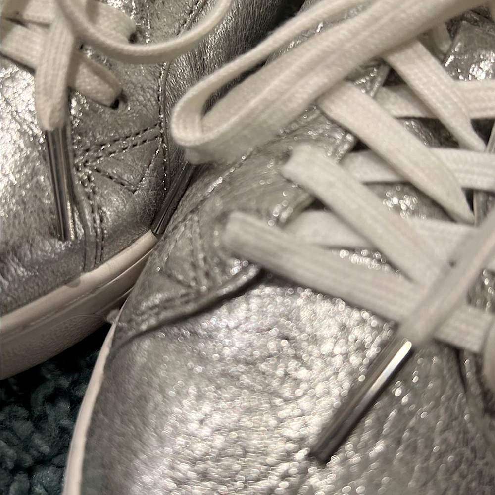 Like New MK Silver leather sneakers.Dress it up/down and look amazing!!!